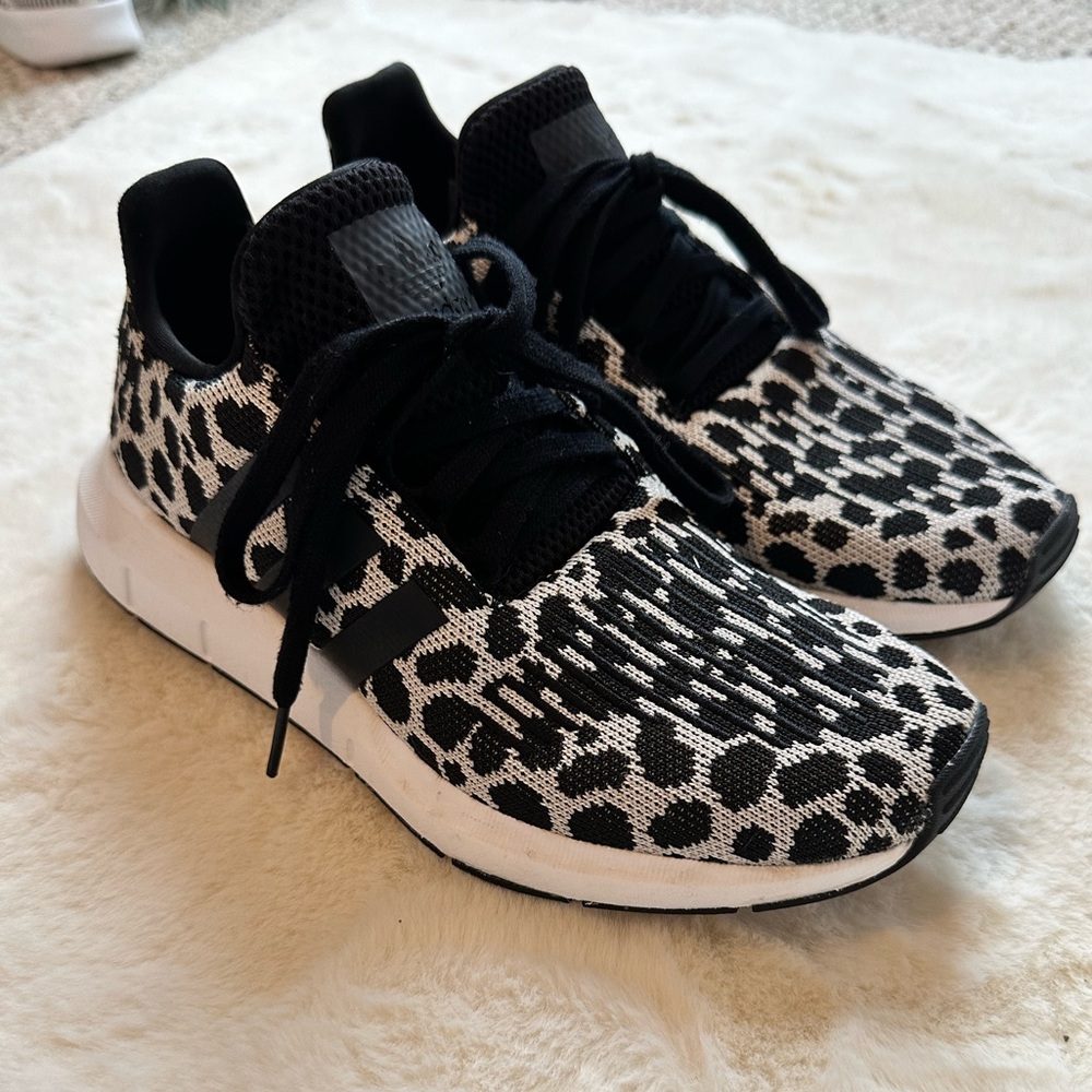 🖤 Adidas women 7 1/2 printed. Swift Run.